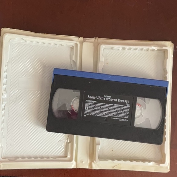 Walt Disney’s Platinum Edition of Snow White and the Seven Dwarfs - Picture 2 of 3